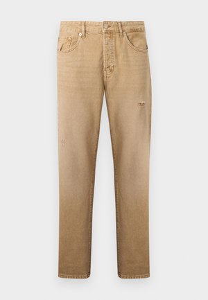 Jean beige à coupe droite avec de légers détails usés sur la cuisse et le genou, poches avant, fermeture par bouton et passants pour ceinture.