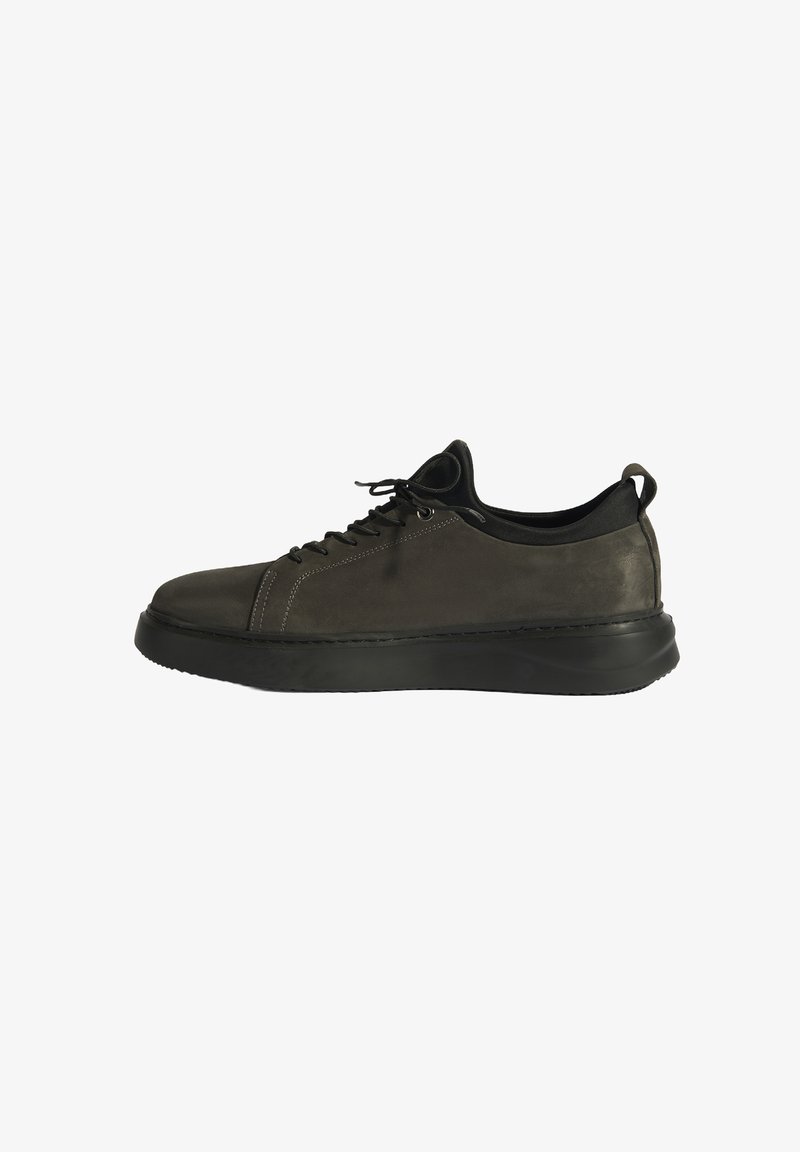 Graue Wildledersneaker mit schwarzem Gummisohle, runder Zehenpartie und flachen Schnürsenkeln. Mit seitlicher Naht und einer Zuglasche an der Rückseite. Minimalistisches Design.