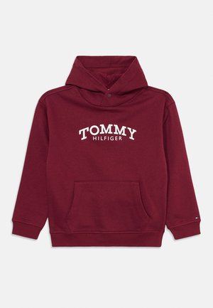 Viininpunainen huppari etutaskulla, nepparikiinnitteisellä hupulla ja "Tommy Hilfiger" -tekstilogolla valkoisena rinnan kohdalla.