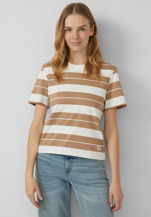 T-shirt rayé beige et blanc, en coton. Manches courtes, col rond, coupe décontractée, avec un petit patch logo à l'ourlet.