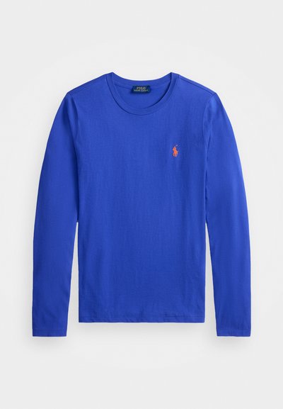 Langermet, kongelig blå bomull t-skjorte med rund hals og en liten oransje brodert logo på brystet. Myk tekstur, avslappet design.