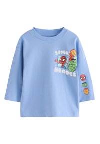 T-shirt en coton bleu clair avec un col rond, orné d'un graphique de super-héros et d'icônes colorées imprimées sur la manche.