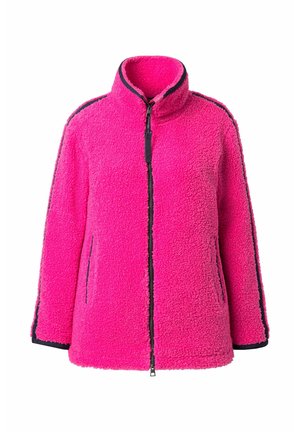 Giacca di pile di un brillante colore rosa con colletto alto, chiusura zip frontale, tasche laterali e accenti contrastanti in blu navy lungo le maniche e l'orlo.