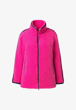Chaqueta de forro polar en rosa brillante con cuello alto, cremallera frontal, bolsillos laterales y acentos en azul marino contrastantes a lo largo de las mangas y el dobladillo.