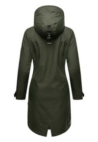Manteau imperméable long vert foncé avec capuche, fente au dos, manches réglables et étiquette de marque près du centre du haut du dos.