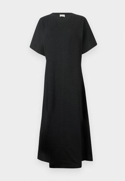 Μαύρο φόρεμα σε γραμμή Α από απαλό ύφασμα, με στρογγυλεμένο ντεκολτέ, κοντά μανίκια και μήκος μέχρι τον αστράγαλο. Μινιμαλιστικός σχεδιασμός χωρίς σχέδια.