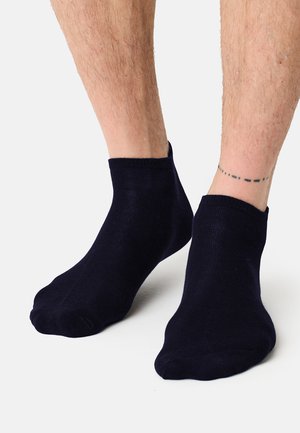Granatowe skarpetki za kostkę wykonane z miękkiego, elastycznego materiału o gładkiej teksturze i ściągaczu w prążki, zaprojektowane dla dopasowanego komfortu.