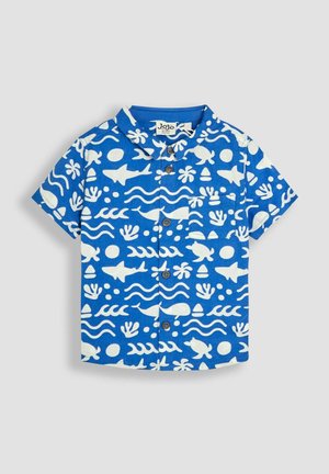 Korte ærmer knap-up skjorte i blå stof med hvide ocean-tema mønstre, herunder fisk, bølger og koraller, med brune knapper.