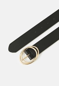 Ceinture en cuir noir avec une texture lisse et une boucle double anneau circulaire dorée. Elle comporte plusieurs trous de taille pour l'ajustement.