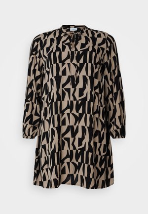 Tunique longue en beige clair avec un motif géométrique abstrait noir, col rond, manches trois-quarts et coupe ample. Le tissu semble texturé.