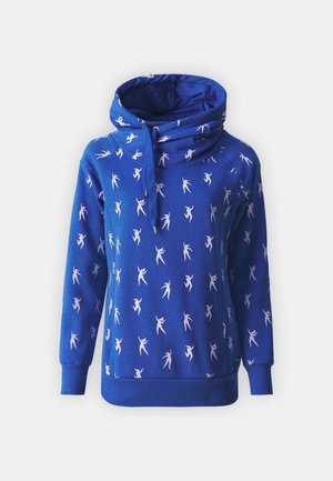 Blå hettegenser med høy krage og snor. Har hvite silhuetter i ulike positurer over stoffet, med ribbestrikkede mansjetter og nederkant.