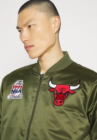 Mitchell & Ness CHICAGO BULLS NBA FLIGHT JACKET - Outdoorjacke - dark green