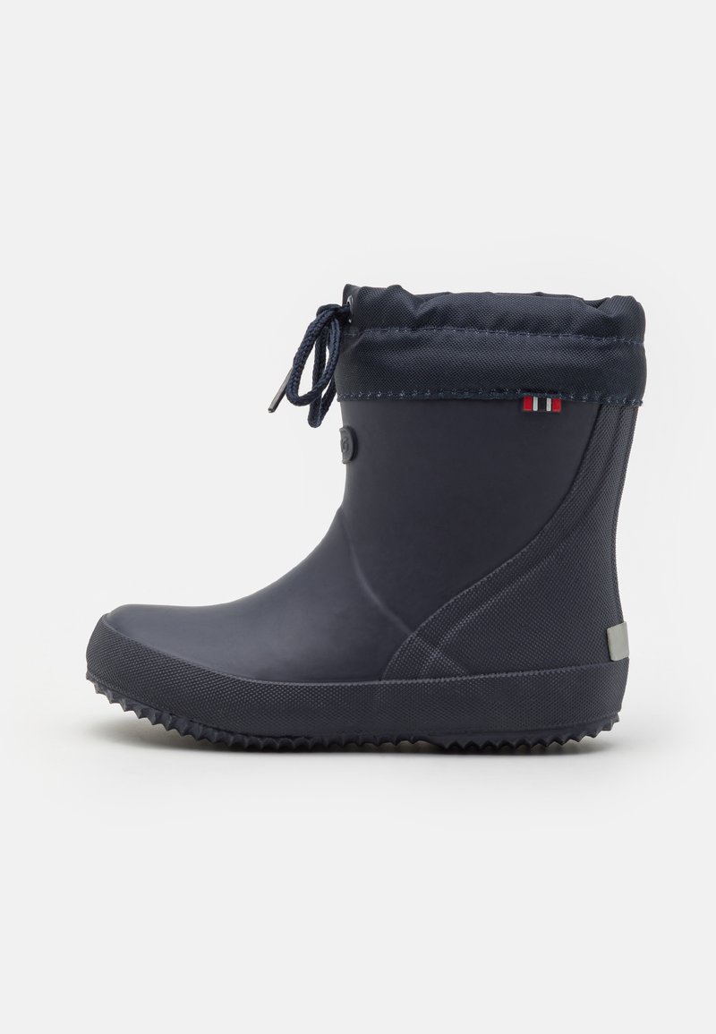 Bota de tornozelo impermeável em azul marinho com um topo ajustável por cordão, corpo em borracha texturizada, biqueira lisa e sola estriada para aderência. Apresenta acentos de cor sutis.
