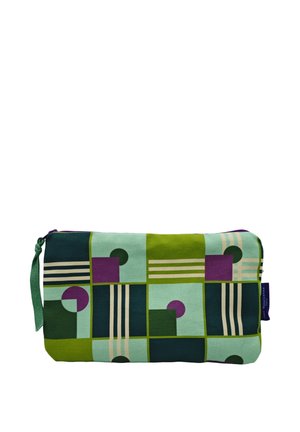 Pochette rectangulaire en tissu avec des motifs géométriques verts, bleu sarcelle et violets, fermeture éclair et boucle en tissu vert attachée.