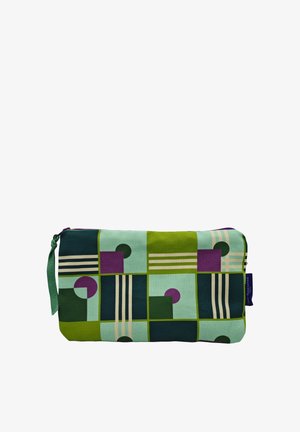 Pochette rectangulaire en tissu avec des motifs géométriques verts, bleu sarcelle et violets, fermeture éclair et boucle en tissu vert attachée.