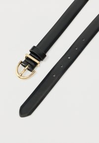 Cinturón de cuero negro con hebilla redonda dorada y múltiples agujeros de ajuste sobre un fondo blanco.