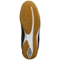 La suola della scarpa presenta un motivo a zigzag in gomma color gum, con una soletta bianca e parte superiore nera. Dettaglio del logo circolare ben visibile al centro.