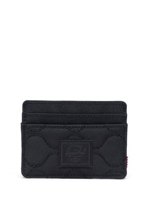 Porte-cartes en tissu noir avec motif cousu, deux emplacements pour cartes et une étiquette rectangulaire centrée sur fond blanc.