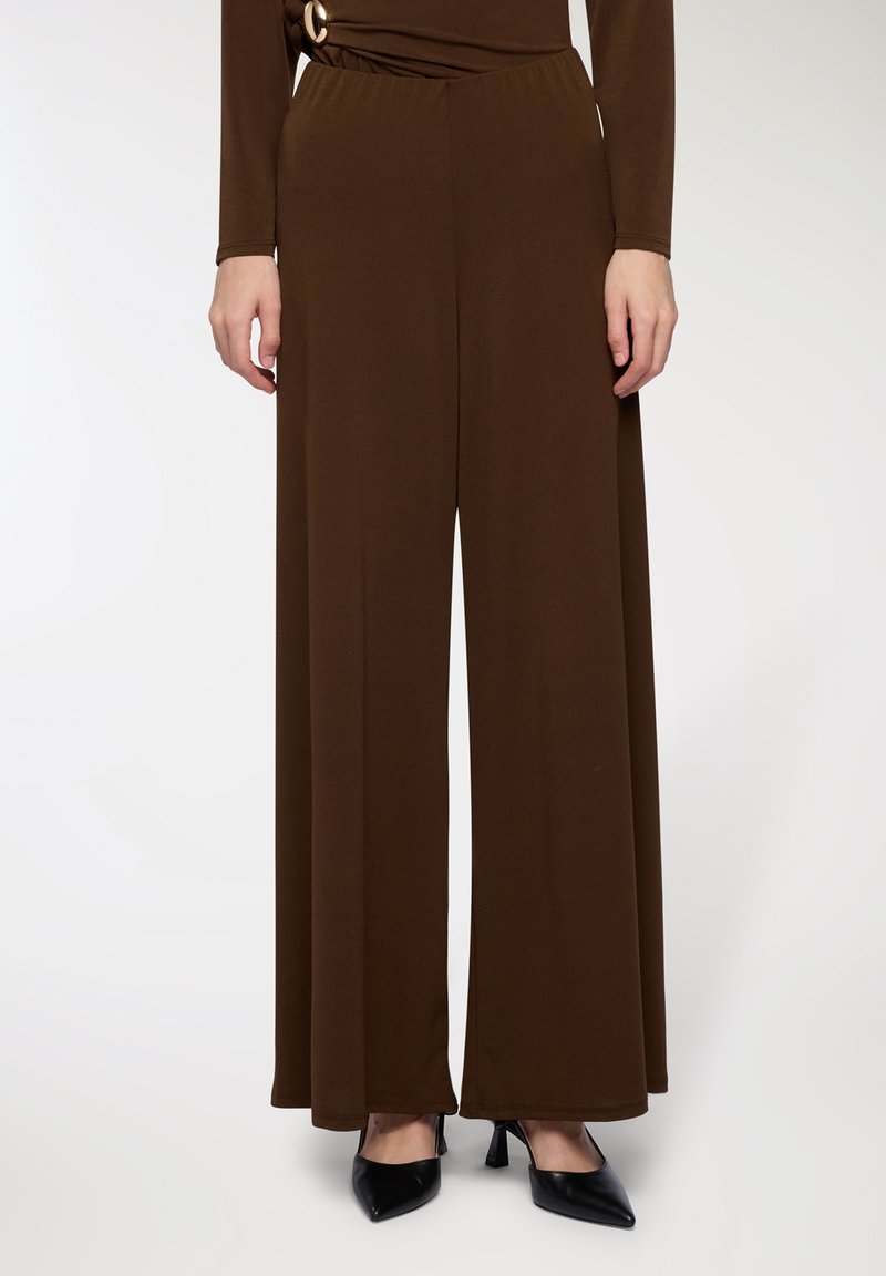 Pantaloni a gamba larga marroni realizzati in un tessuto liscio, con una vita nascosta e un accento decorativo dorato sul lato.