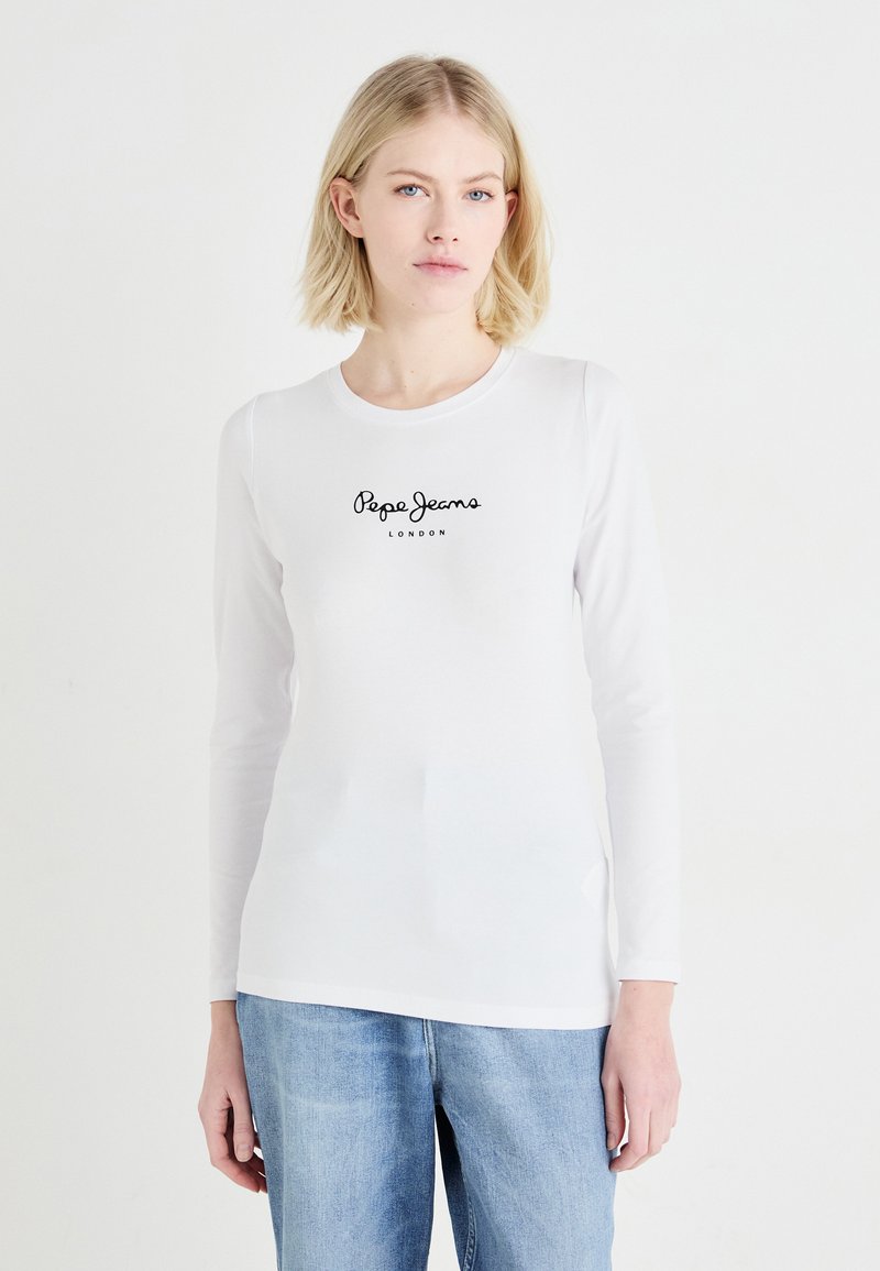 Valkoinen pitkähihaine t-paita, jossa on pyöreä kaula-aukko ja musta "Pepe Jeans London" -logo keskitettynä rinnassa. Pehmeä, sileä puuvillamateriaali.