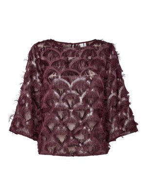 Blusa transparente burgundy com embellishments texturizados semelhantes a penas, apresentando um decote arredondado e mangas largas. O padrão assemelha-se a conchas.