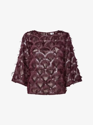 Blusa trasparente color borgogna con decorazioni testurizzate simili a piume, caratterizzata da un collo arrotondato e maniche larghe. Il motivo assomiglia a conchiglie.