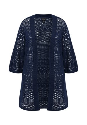 Marineblauwe gebreide cardigan met open voorkant, voorzien van ingewikkelde geometrische patronen die lijken op kant, en driekwarts mouwen.