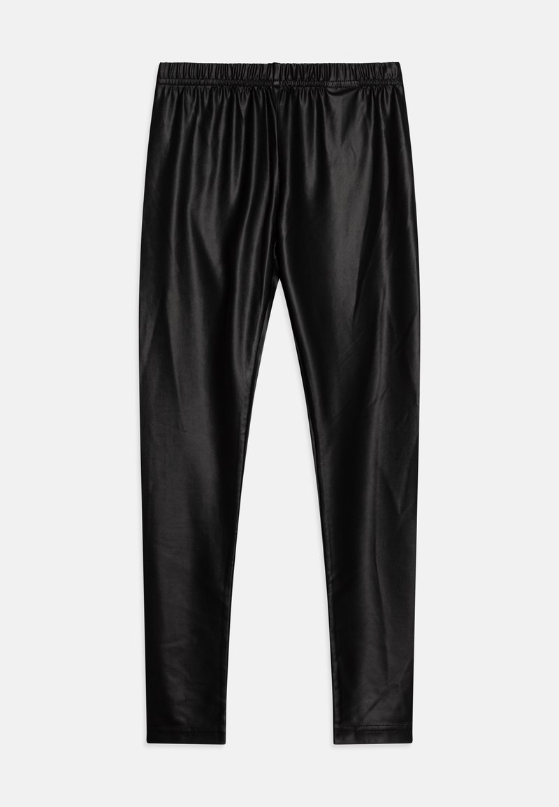 Leggings negros con una cinturilla elástica, que presentan una textura lisa y brillante y un diseño ajustado, que se estrecha hacia los tobillos.