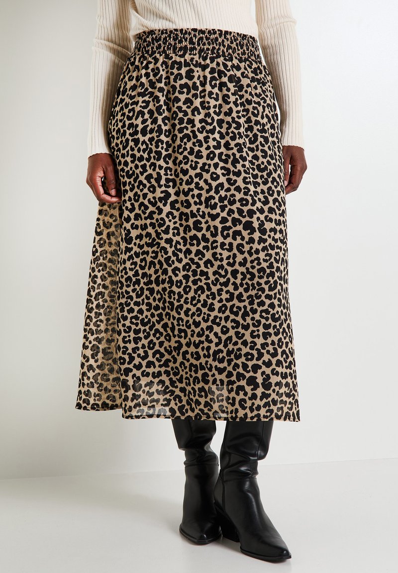 Falda maxi de estampado de leopardo con cintura elástica, hecha de una tela ligera, que presenta una silueta fluida y acentos negros.
