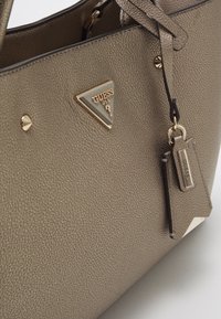 Guess MERIDIAN GIRLFRIEND SATCHEL - Håndveske - bronzo