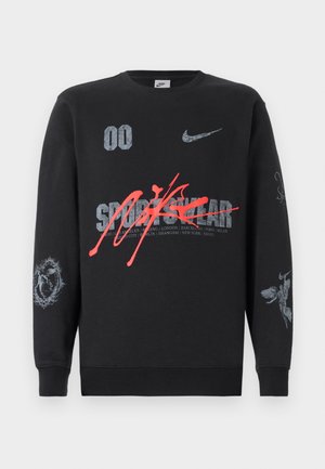 Sort sweatshirt lavet af blødt stof, med forskellige grafiske tryk i grå og rød, herunder tekst og logoer. Rund halsudskæring og lange ærmer.