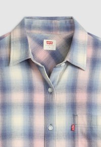 Geruite shirt in blauw, roze en witte tinten; katoenmengsel; met knoopsluiting bij de kraag; heeft een borstzak met een rood Levi's-label.