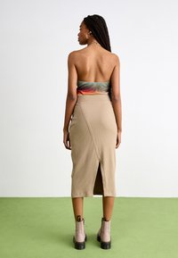 Puma CLASSICS MIDI SKIRT - Uska suknja - oak branch