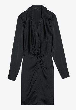 Czarna sukienka z długim rękawem wykonana z satynowego materiału. Posiada zapięcie na guziki z przodu, kołnierzyk oraz detal w postaci skręconego węzła w talii.