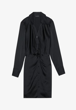 Czarna sukienka z długim rękawem wykonana z satynowego materiału. Posiada zapięcie na guziki z przodu, kołnierzyk oraz detal w postaci skręconego węzła w talii.