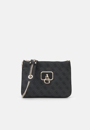 Czarna designerska torba crossbody z subtelnym wzorem logo na całej powierzchni, złotym łańcuszkowym paskiem oraz charakterystycznym złotym zapięciem z logo z przodu.