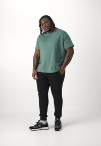 Levi's® Plus Tričko s potlačou - dark forest