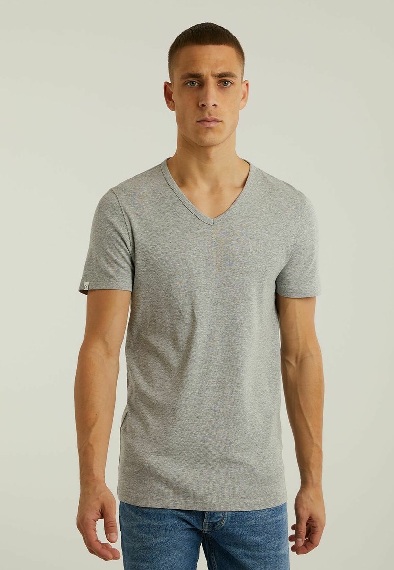 Tricou din bumbac gri cu decolteu în V, cu mâneci scurte, o siluetă ajustată și un detaliu mic cu logo pe mânecă.