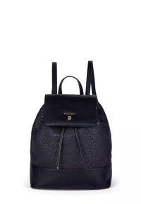 Zaino in pelle nera con motivo testurizzato, patta superiore, chiusura con coulisse e due spallacci regolabili. Presenta un dettaglio logo metallico.