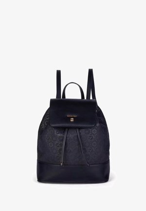 Zaino in pelle nera con motivo testurizzato, patta superiore, chiusura con coulisse e due spallacci regolabili. Presenta un dettaglio logo metallico.