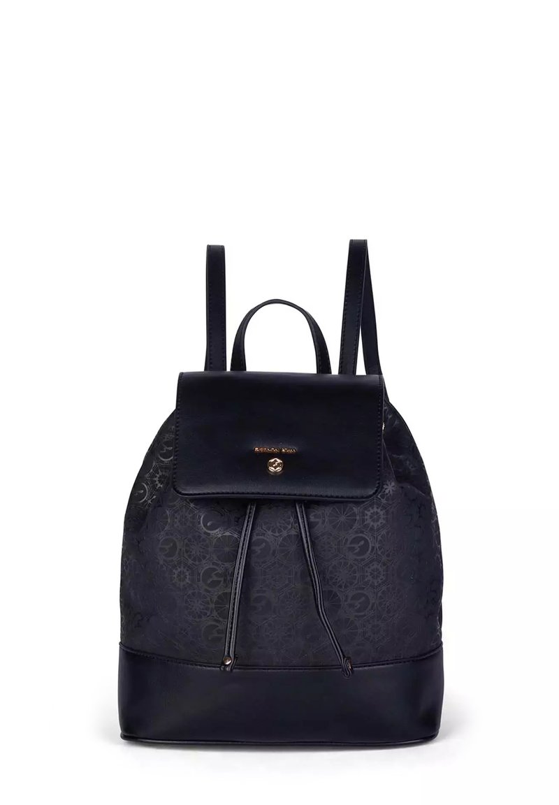 Zaino in pelle nera con motivo testurizzato, patta superiore, chiusura con coulisse e due spallacci regolabili. Presenta un dettaglio logo metallico.