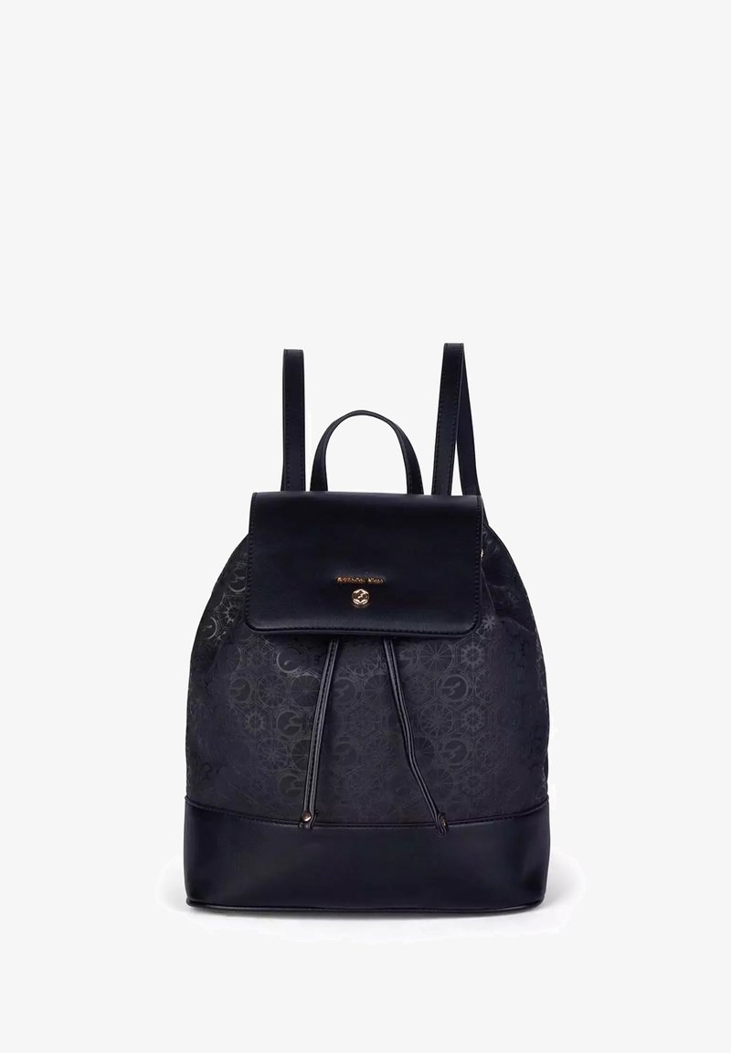 Zaino in pelle nera con motivo testurizzato, patta superiore, chiusura con coulisse e due spallacci regolabili. Presenta un dettaglio logo metallico.