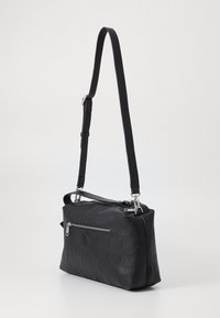 Borsa a tracolla in pelle nera con motivi circolari in rilievo. Caratterizzata da una tasca anteriore con zip e una tracolla regolabile. Texture liscia.