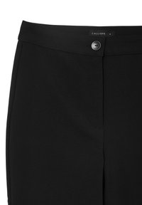 Schwarze, maßgeschneiderte Hose mit glatter Textur, ausgestattet mit einem vorderen Knopfverschluss, Gürtelschlaufen und seitlichen Taschen. Das Etikett lautet "CALLIOPE."