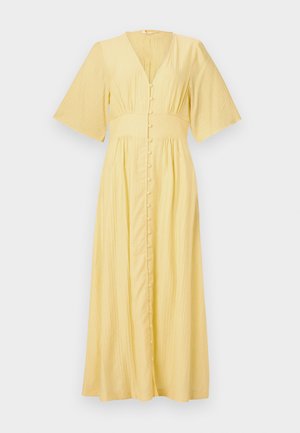 Gul maxiklänning med V-ringning, korta klockärmar, framknappar och en strukturerad tyg. Fladdrar löst från midjan.