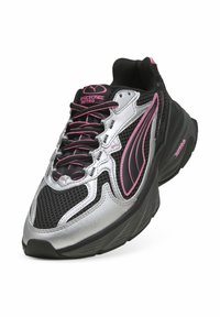 Czarno-srebrny but sportowy z siateczkową fakturą, różowymi akcentami i grubą podeszwą. Charakteryzuje się wyraźnym sznurowaniem i logo marki na języku.