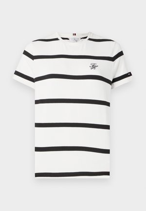 Weißes T-Shirt mit kurzen Ärmeln, das horizontale schwarze Streifen, ein kleines besticktes Logo und ein gestreiftes Detail am Ärmel aufweist.