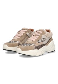 Beżowe zamszowe sneakersy z błyszczącymi akcentami, miękkimi różowymi sznurówkami, teksturowanym futrzanym kołnierzem i masywną białą podeszwą. Zawiera detal z boku w postaci zamka.