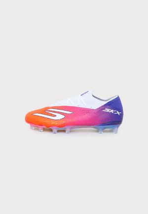 Crampon de football aux couleurs orange, rose, blanc et violet, avec des lacets blancs et le logo "SKX" sur le talon.