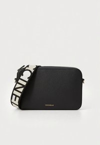 Mustast nahast õlakott tekstuurse viimistlusega, millel on kontrastne mustriga rihm ja kuldne logodetail esiküljel.